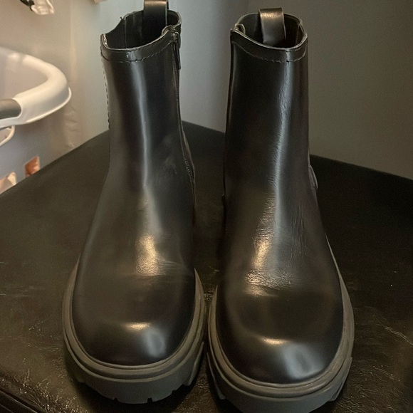 House of Harlow 1960 Righteous Leather Chelsea Boot - Picture 3 of 9